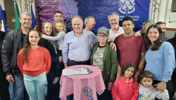 Governo capixaba em Domingos Martins entrega recursos para obras de calçamento rural e melhorias em escola