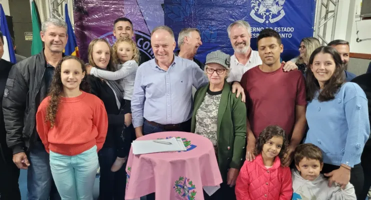 Governo capixaba em Domingos Martins entrega recursos para obras de calçamento rural e melhorias em escola