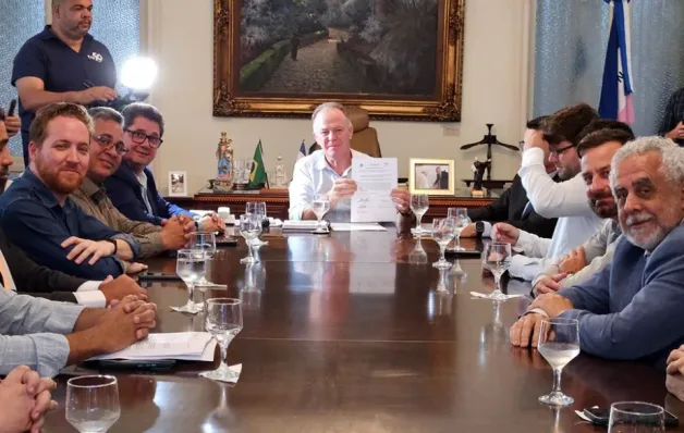 Governo do ES investe em energia solar e assina contratos para abastecer mais de 500 prédios públicos