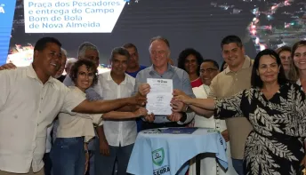 Governo do Estado entrega campo Bom de Bola e autoriza desobstrução do Rio Reis Magos, na Serra