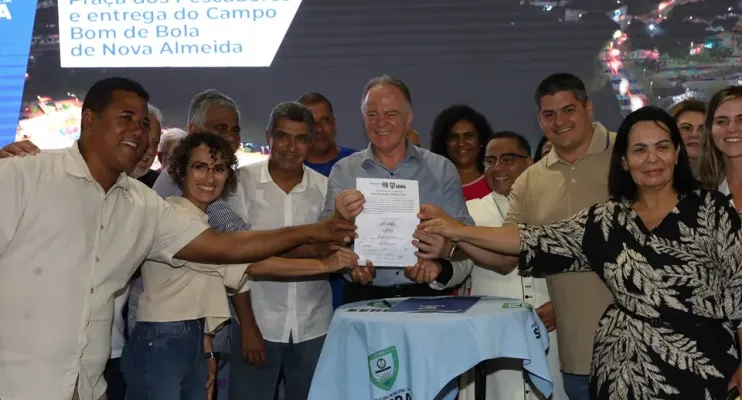 Governo do Estado entrega campo Bom de Bola e autoriza desobstrução do Rio Reis Magos, na Serra