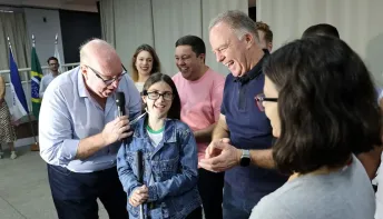 Governo do Estado entrega óculos inteligentes para alunos com deficiência visual