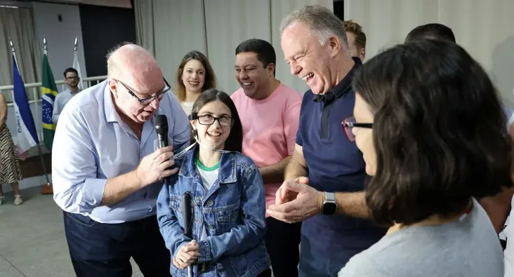 Governo do Estado entrega óculos inteligentes para alunos com deficiência visual