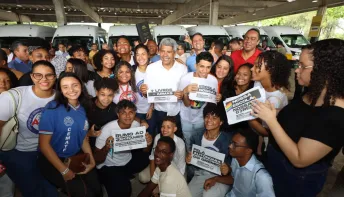 Governo do Estado entrega vans escolares que vão atender estudantes da zona rural de 54 municípios