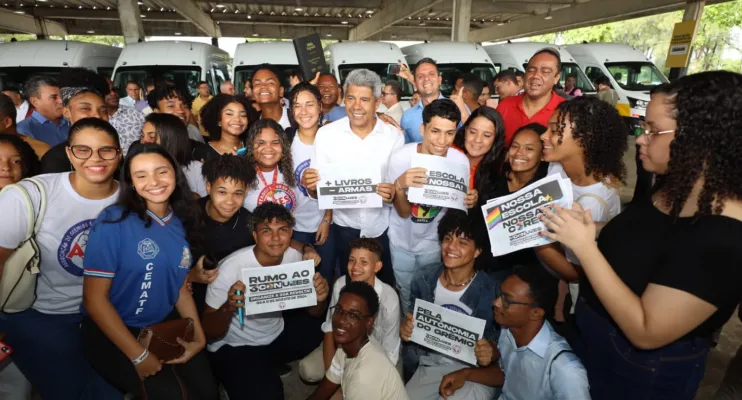 Governo do Estado entrega vans escolares que vão atender estudantes da zona rural de 54 municípios