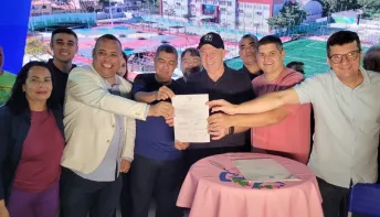 Governo do Estado inaugura nova praça com campo de futebol na Serra