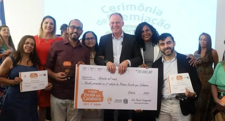 Renato Casagrande realiza entrega do Prêmio Escola que Colabora no Palácio Anchieta, em Vitória