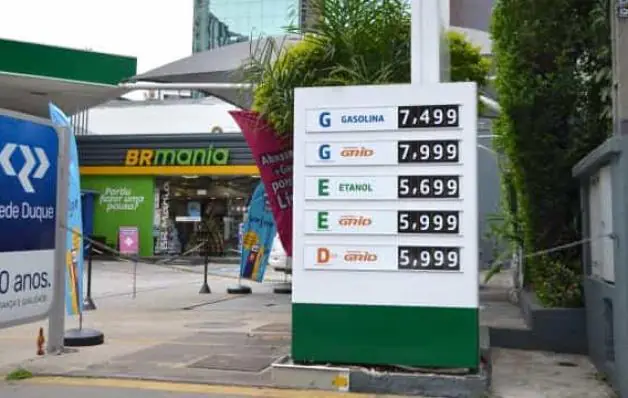 Governo do RJ usará Procon para obrigar posto a reduzir preço da gasolina 