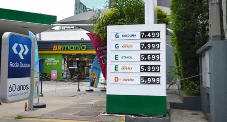 Governo do RJ usará Procon para obrigar posto a reduzir preço da gasolina 