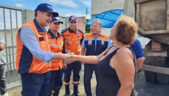 Governo entrega telhas a moradores de bairros de Colatina mais afetados pelos fortes ventos e chuvas