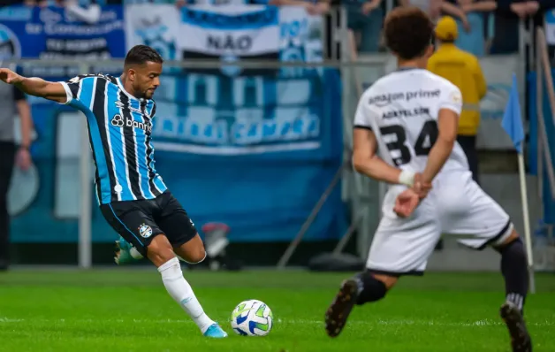 Grêmio vence, assume a vice-liderança do Brasileirão