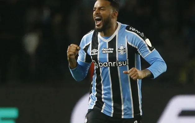 Grêmio vence Flu de virada com dois de Reinaldo e sai na frente nas oitavas da Libertadores