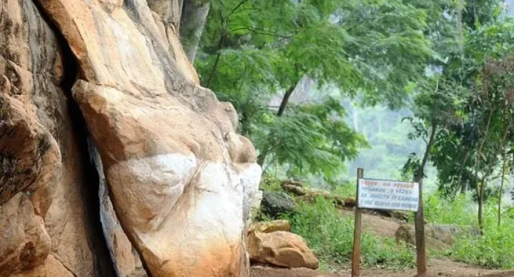 Gruta que perdoa pecados e nascente com água que 'cura' atraem milhares de fiéis a Iúna, no Sul do ES