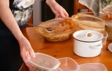 Hábitos na cozinha podem aumentar a exposição a microplásticos