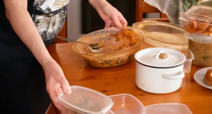 Hábitos na cozinha podem aumentar a exposição a microplásticos