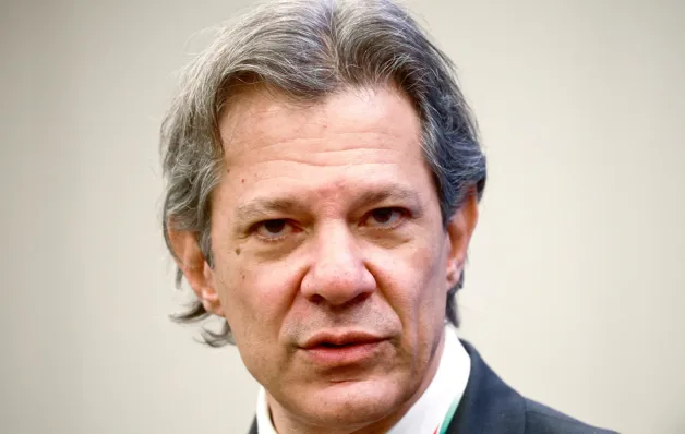 Haddad anuncia isenção de IR para renda até R$ 5 mil e corte de gastos