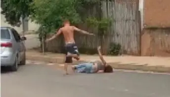 Homem agride mulher no meio da rua com chutes e tenta arrastá-la pelo cabelo
