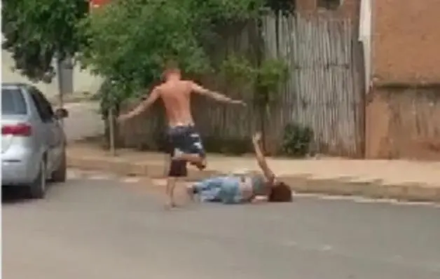 Homem agride mulher no meio da rua com chutes e tenta arrastá-la pelo cabelo