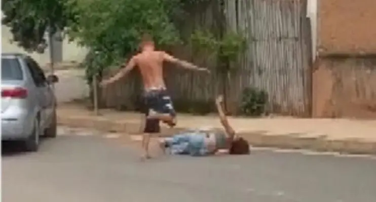 Homem agride mulher no meio da rua com chutes e tenta arrastá-la pelo cabelo