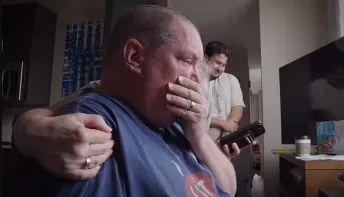 Homem com ELA volta a falar após chip transformar pensamentos em voz 