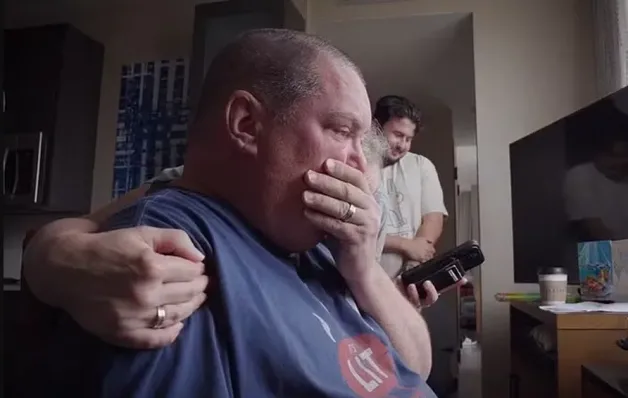 Homem com ELA volta a falar após chip transformar pensamentos em voz 
