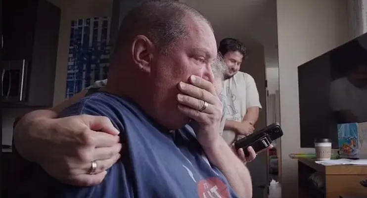 Homem com ELA volta a falar após chip transformar pensamentos em voz 