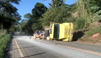  Homem desce para consertar freio e morre atropelado pelo próprio caminhão em rodovia
