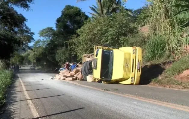  Homem desce para consertar freio e morre atropelado pelo próprio caminhão em rodovia