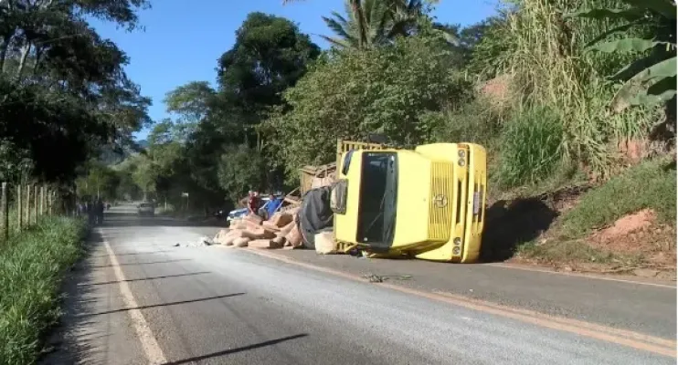  Homem desce para consertar freio e morre atropelado pelo próprio caminhão em rodovia