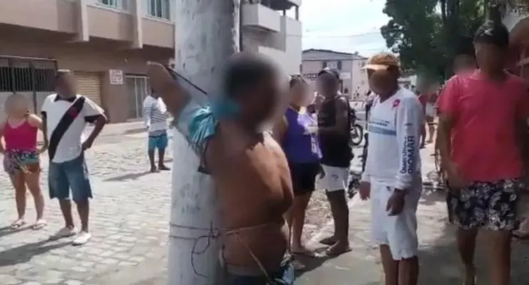 Homem é amarrado em poste e agredido após roubar celulares em transporte coletivo no ES