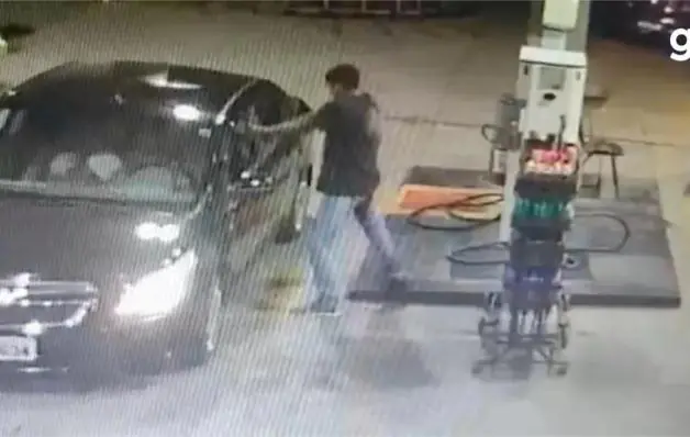 Homem é executado a tiros na frente da família em posto de gasolina 