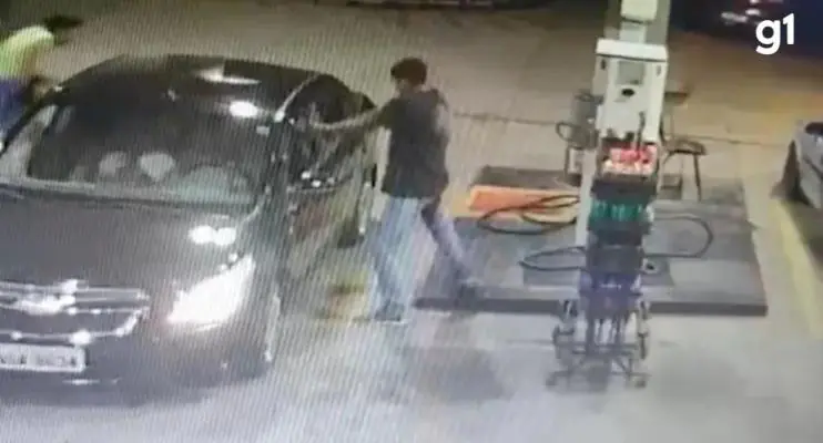 Homem é executado a tiros na frente da família em posto de gasolina 