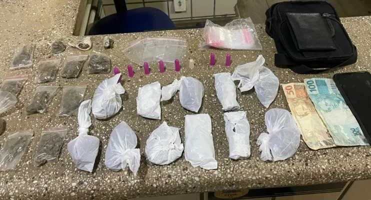 Homem é preso com drogas e dinheiro  em Itamaraju