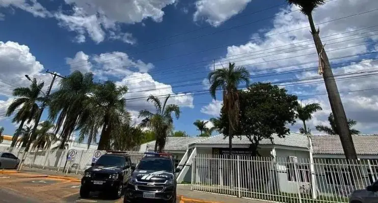 Homem é preso suspeito de fazer aborto na própria mulher e jogar feto em lixeira  