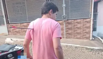 Homem fica com flecha cravada nas costas após briga entre vizinhos