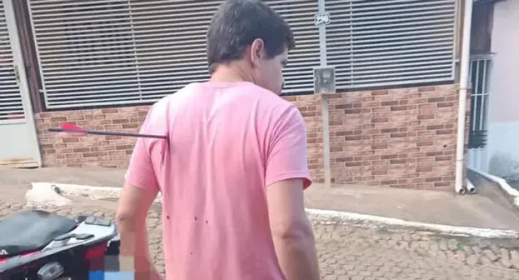 Homem fica com flecha cravada nas costas após briga entre vizinhos