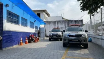 Homem invade igreja, sobe em altar, toma bandeira de Israel e agride fiéis no ES
