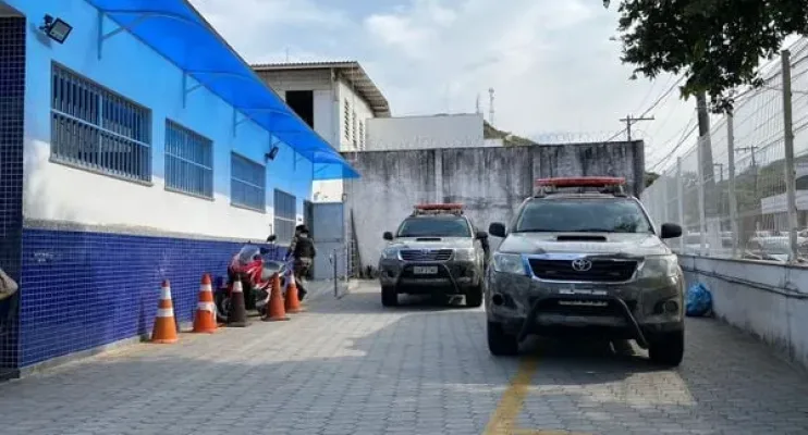 Homem invade igreja, sobe em altar, toma bandeira de Israel e agride fiéis no ES