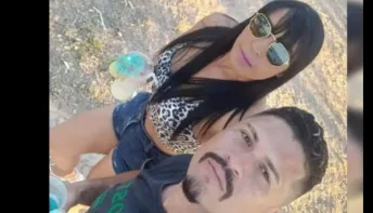 Homem mata esposa na frente da filha e foge com bebê de um ano