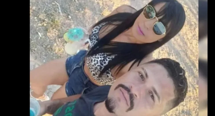 Homem mata esposa na frente da filha e foge com bebê de um ano