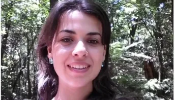 Homem mata ex-companheira e ex-sogro a facadas na frente dos filhos de 3 anos e 11 anos