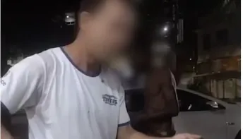Homem paga R$ 10 a homem negro para açoitá-lo com cinto 