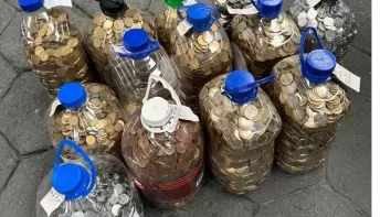Homem surpreende ao usar R$ 17 mil em moedas para comprar carro: 'Nunca vimos'