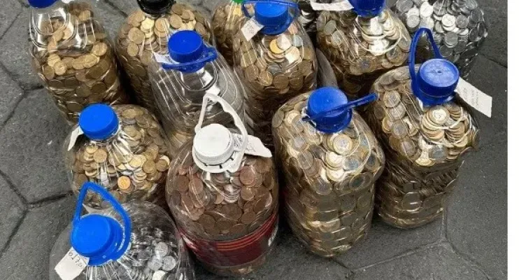 Homem surpreende ao usar R$ 17 mil em moedas para comprar carro: 'Nunca vimos'
