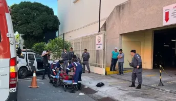 Homem vai a igreja, ganha Bíblia de fiéis, volta para roubar bicicleta e é baleado