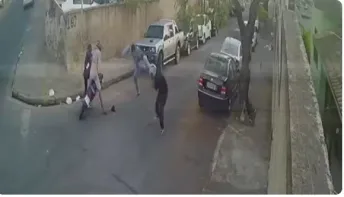 Homens levam voadora após tentar roubar mulher, não conseguem ligar moto e fogem mancando