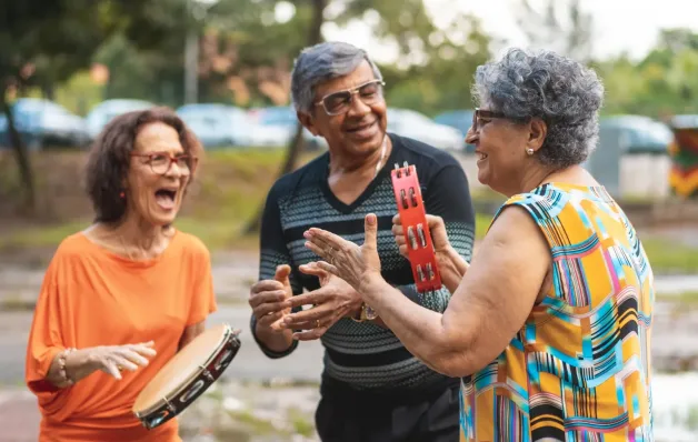 Idosos na folia: como aproveitar o Carnaval com saúde e disposição