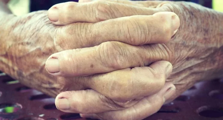 Idosos são resgatados machucados e com fome de asilo clandestino no Paraná