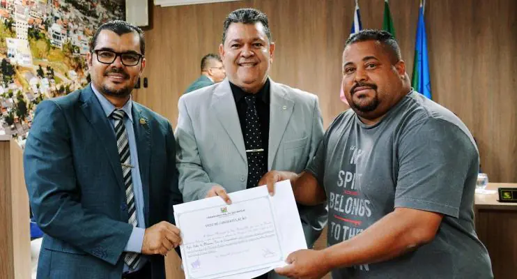 Iglo Silva recebe homenagem por contribuição ao futebol mateense