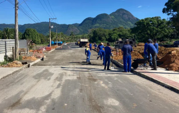 Secretaria de Obras realiza serviços em diferentes regiões da cidade